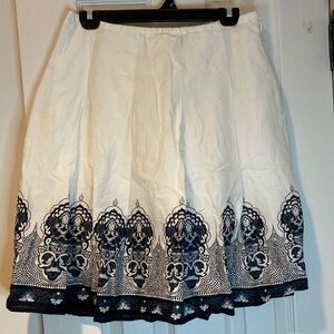 Jones Wear Studio White and Blue Lined Knee Length A-Line Skirt Size 8P